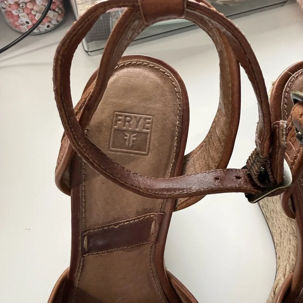 Frye Brown Leather Wedge Sandals Stacked Heel 3413854-BRN Size 7.5M‎